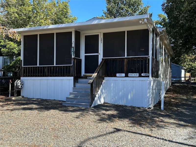 121 S Cardinal Drive