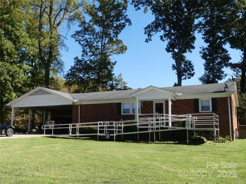 Midway Pines, Salisbury community