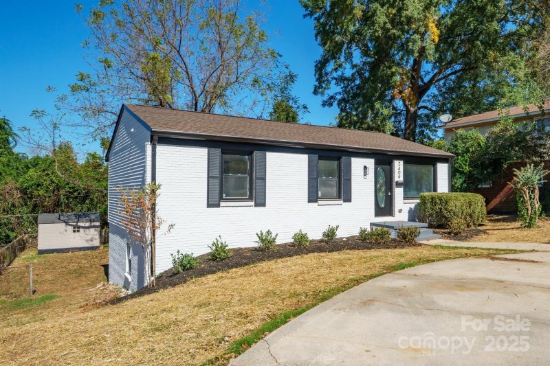 Property image 2 of 2409 Abelwood Road in University Park, Charlotte, NC 28216