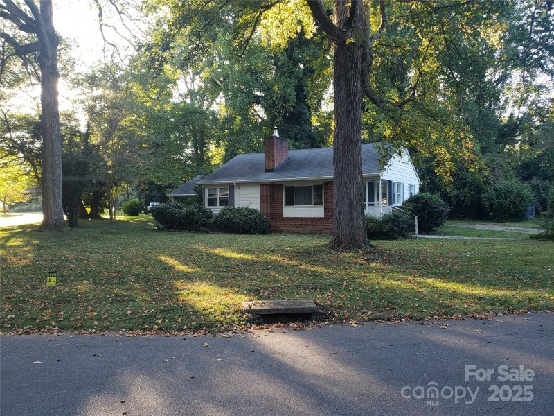 Property image 3 of 3937 Belcross Drive in Medford Acres, Charlotte, NC 28205