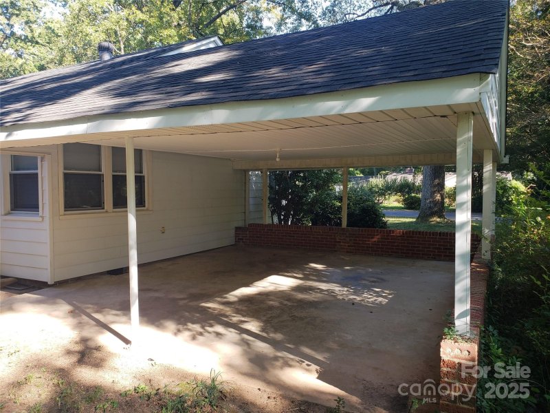 Property image 4 of 3937 Belcross Drive in Medford Acres, Charlotte, NC 28205