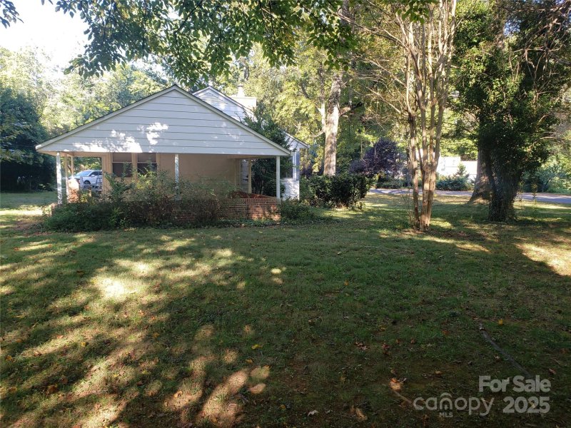 Property image 5 of 3937 Belcross Drive in Medford Acres, Charlotte, NC 28205