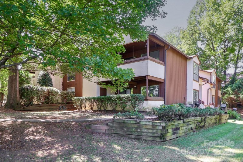 Property image 4 of 5719 Dockside Drive in Brandywine, Charlotte, NC 28227