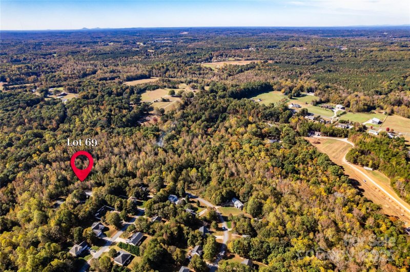 Property image 3 of 69 Seminole Drive in Creekside Village, Maiden, NC 28650