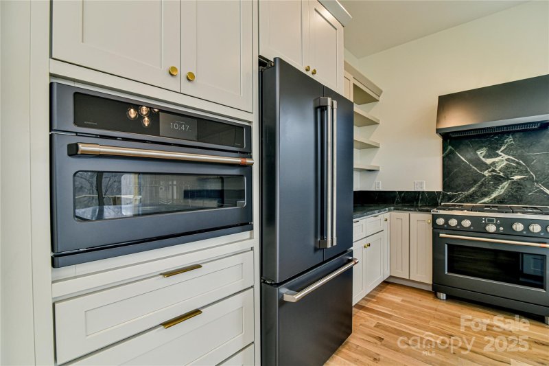 Property image 5 of 80 Sharon Road in Greenwood Estates, Fairview, NC 28730