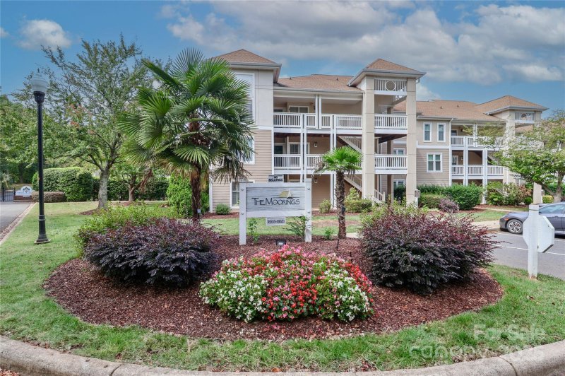 Property image 3 of 18563 Vineyard Point Lane in Vineyard Point, Cornelius, NC 28031