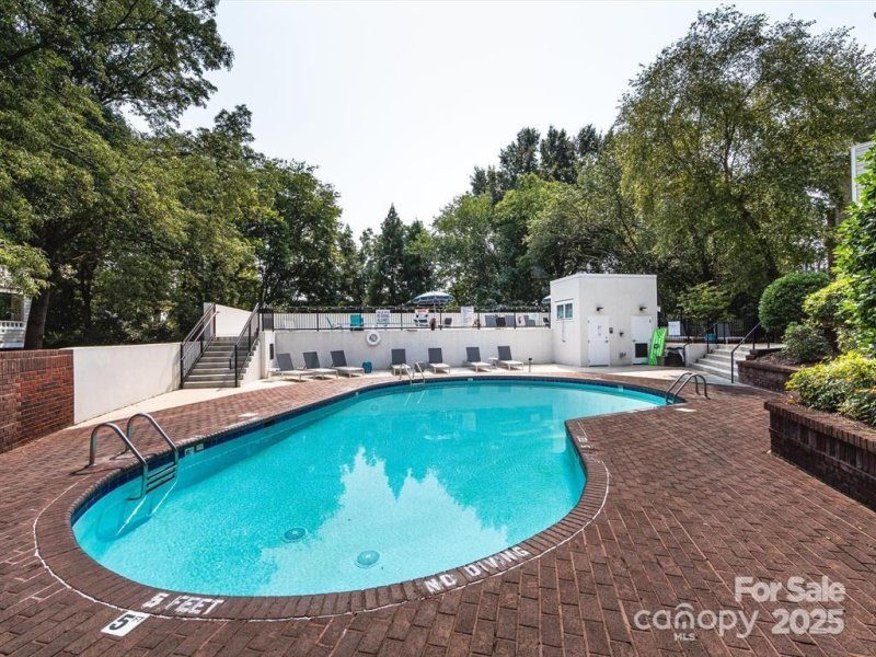 Property image 5 of 2719 Selwyn Avenue in Myers Park, Charlotte, NC 28209