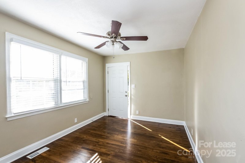 Property image 2 of 2520 Columbus Circle in Regal Heights, Charlotte, NC 28208