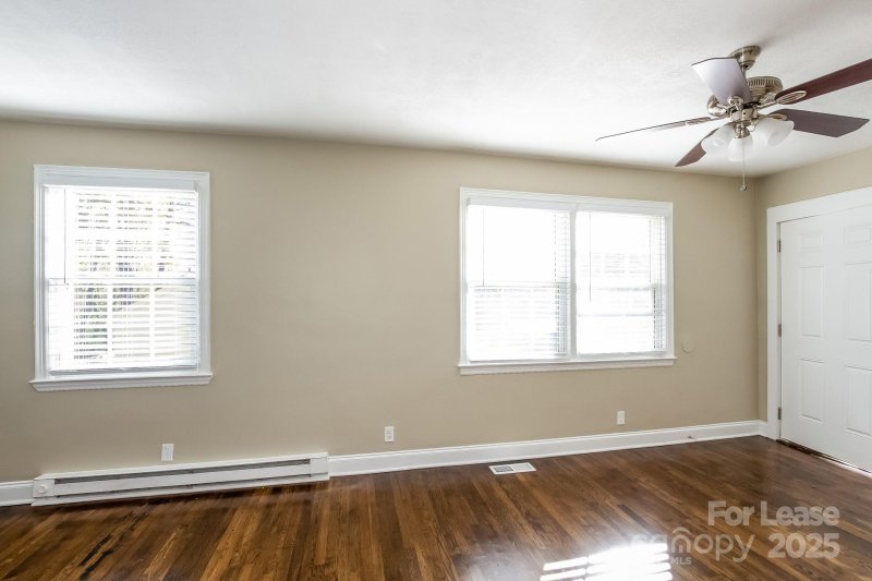 Property image 3 of 2520 Columbus Circle in Regal Heights, Charlotte, NC 28208
