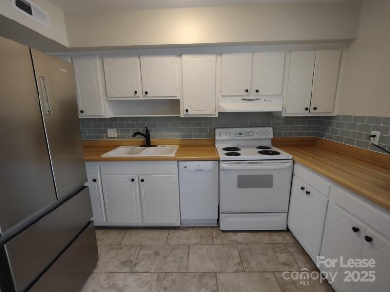 Property image 2 of 910 Mcalway Road in Mcalway Manor, Charlotte, NC 28211