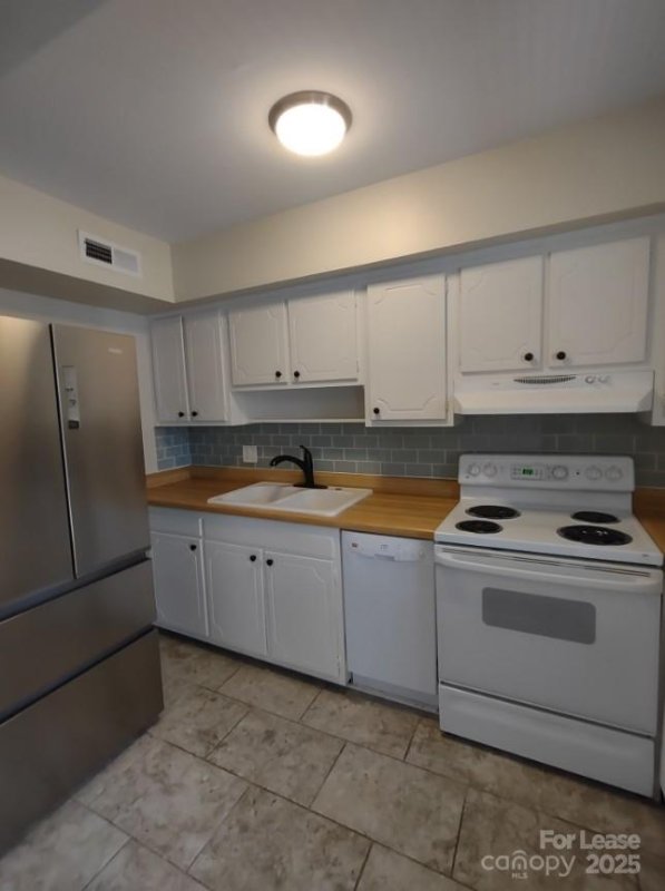 Property image 4 of 910 Mcalway Road in Mcalway Manor, Charlotte, NC 28211