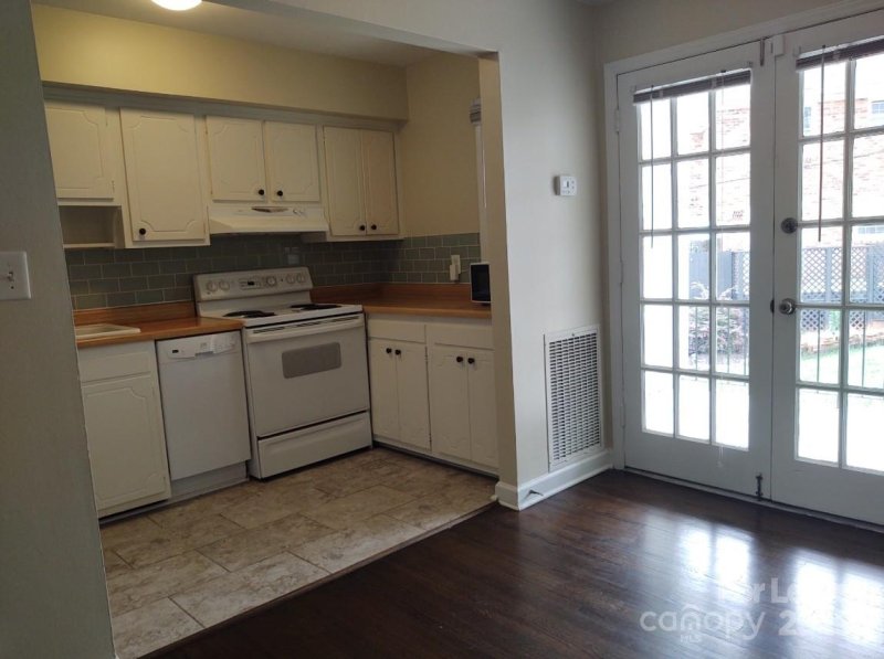 Property image 5 of 910 Mcalway Road in Mcalway Manor, Charlotte, NC 28211