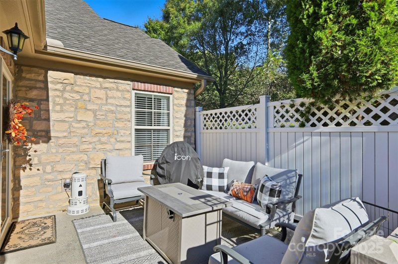 Property image 5 of 817 Wynnshire Drive in Wynnshire Ridge, Hickory, NC 28601