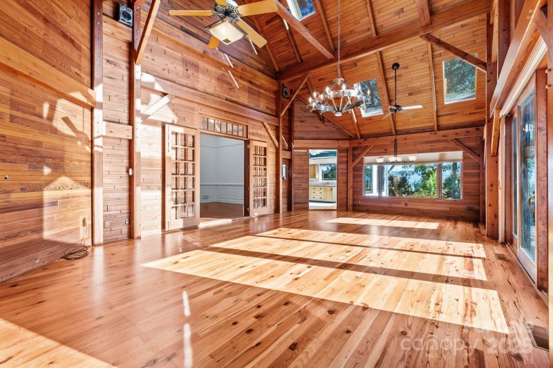 Property image 5 of 31 Ridge Drive in Wilson Farm, Hendersonville, NC 28739