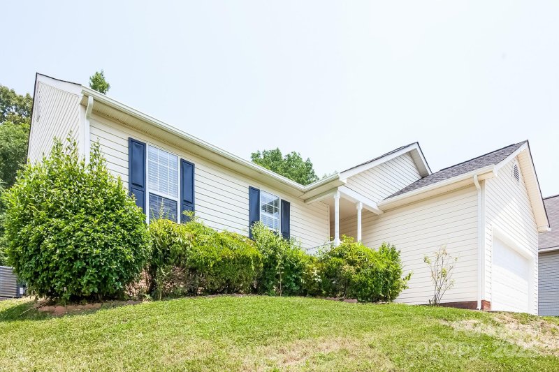 Property image 2 of 7911 Vermilion Drive in Ridgewood, Charlotte, NC 28215