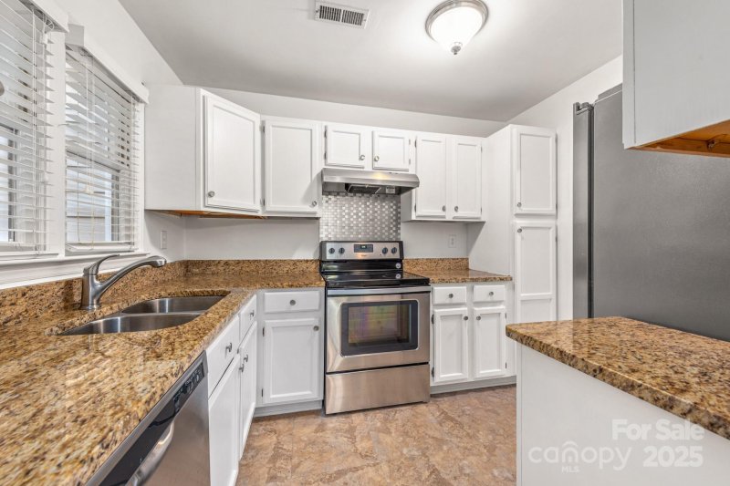 Property image 4 of 2715 Selwyn Avenue in Myers Park, Charlotte, NC 28209