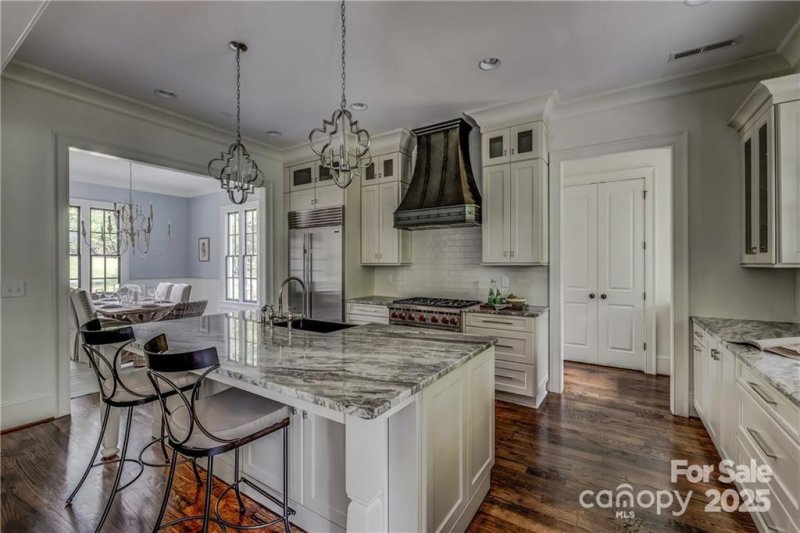 Property image 5 of 814 Bertonley Avenue in Cotswold, Charlotte, NC 28211