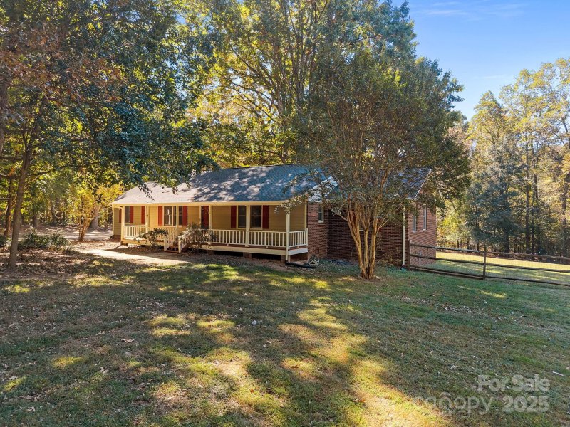 Property image 2 of 5945 Lindenwood Drive in Indian Brook, Matthews, NC 28104