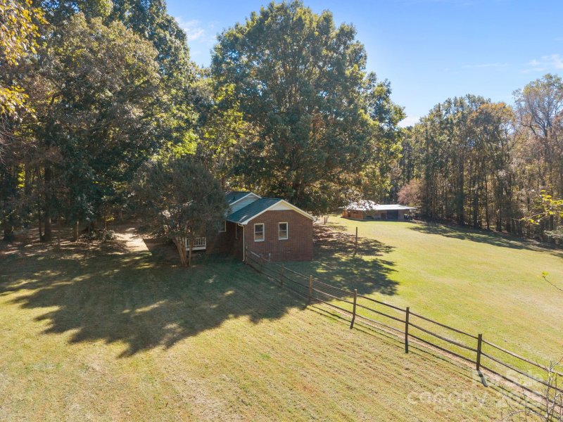 Property image 3 of 5945 Lindenwood Drive in Indian Brook, Matthews, NC 28104