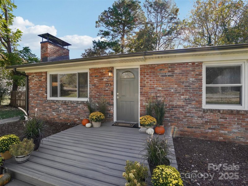 Property image 2 of 173 Governors View Road in Pinehurst Park, Asheville, NC 28805