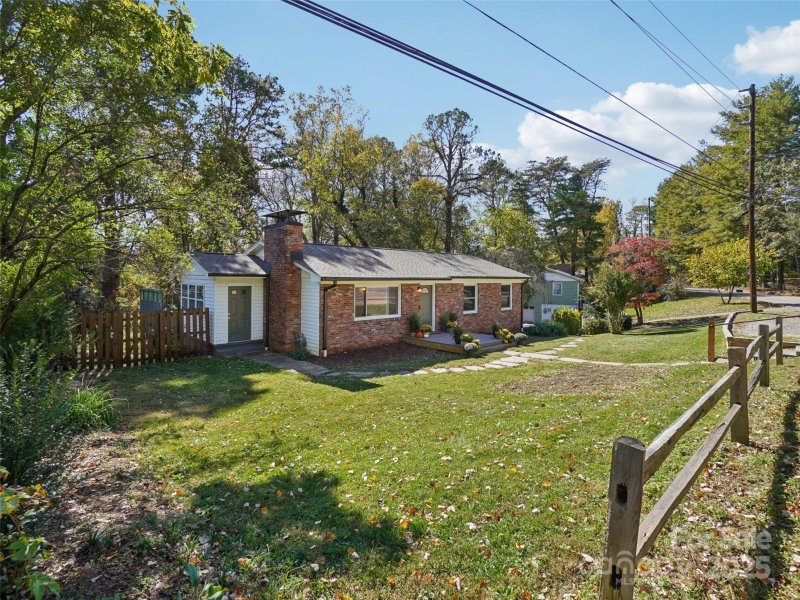 Property image 3 of 173 Governors View Road in Pinehurst Park, Asheville, NC 28805