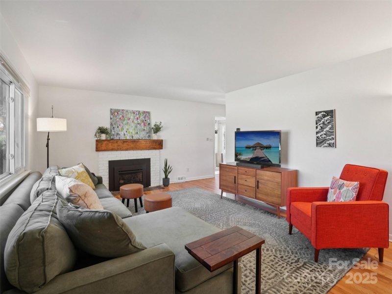 Property image 5 of 173 Governors View Road in Pinehurst Park, Asheville, NC 28805