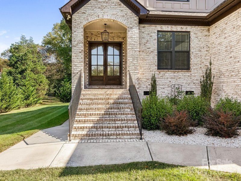 Property image 2 of 1019 Evian Lane in Hampton Green, Matthews, NC 28105