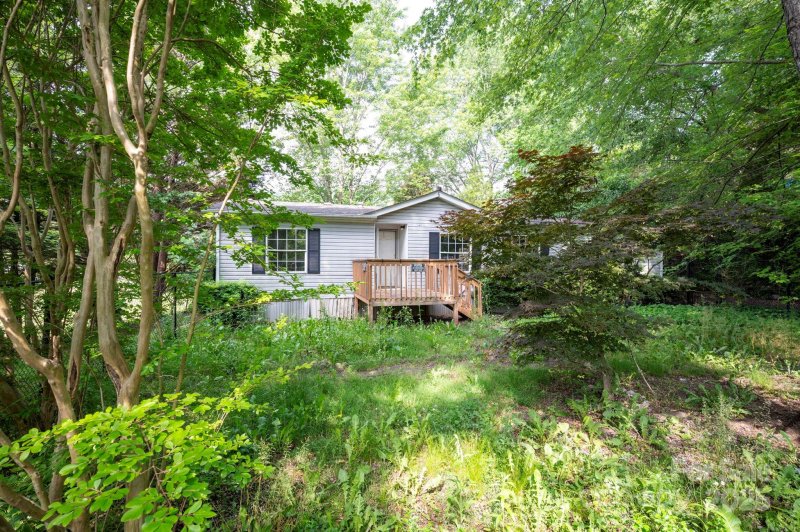 Property image 2 of 6 Wisteria Court in Briarcliff Crossing, Asheville, NC 28806