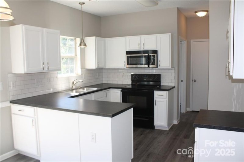 Property image 4 of 8412 Bristol Ford Place in Cambridge, Charlotte, NC 28215