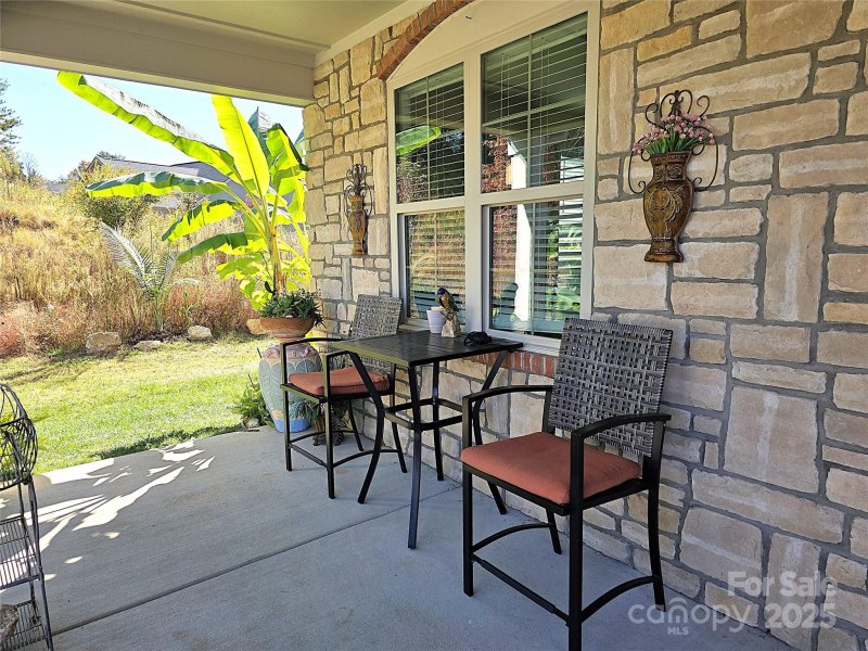 Property image 2 of 835 Wynnshire Drive in Wynnshire Ridge, Hickory, NC 28601