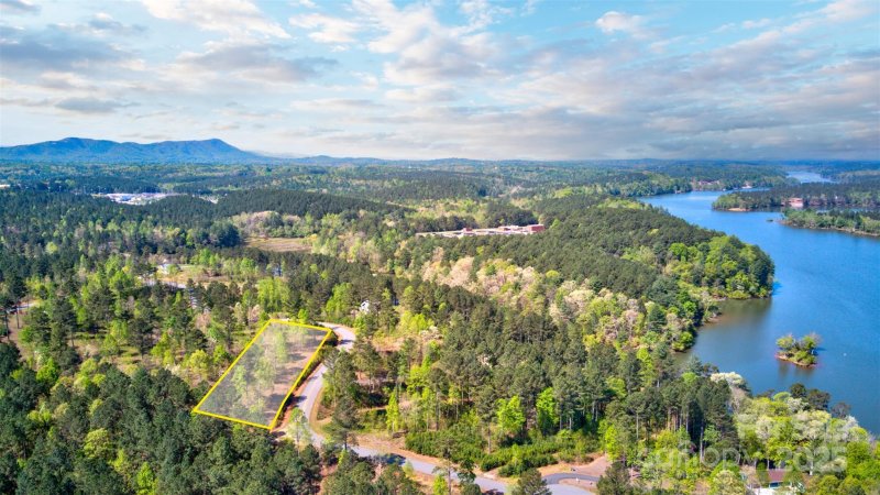 Property image 2 of 2170 Island View Lane in Island Pointe at Lake Vistas, Connelly Springs, NC 28612