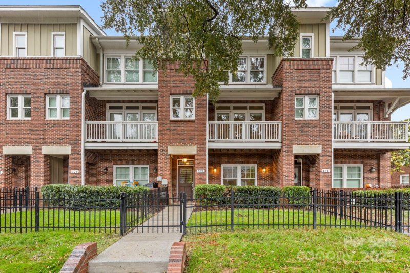 Property image 4 of 129 Grandin Road in Wesley Heights, Charlotte, NC 28208