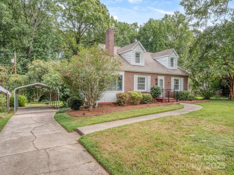 Property image 2 of 1321 Pinecrest Avenue in Commonwealth Park, Charlotte, NC 28205