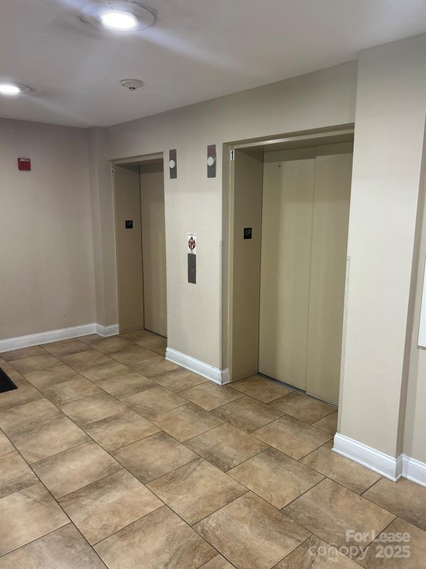 Property image 2 of 1000 E Woodlawn Road in Preston Flats, Charlotte, NC 28209