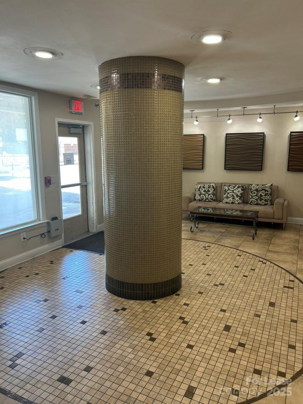 Property image 3 of 1000 E Woodlawn Road in Preston Flats, Charlotte, NC 28209