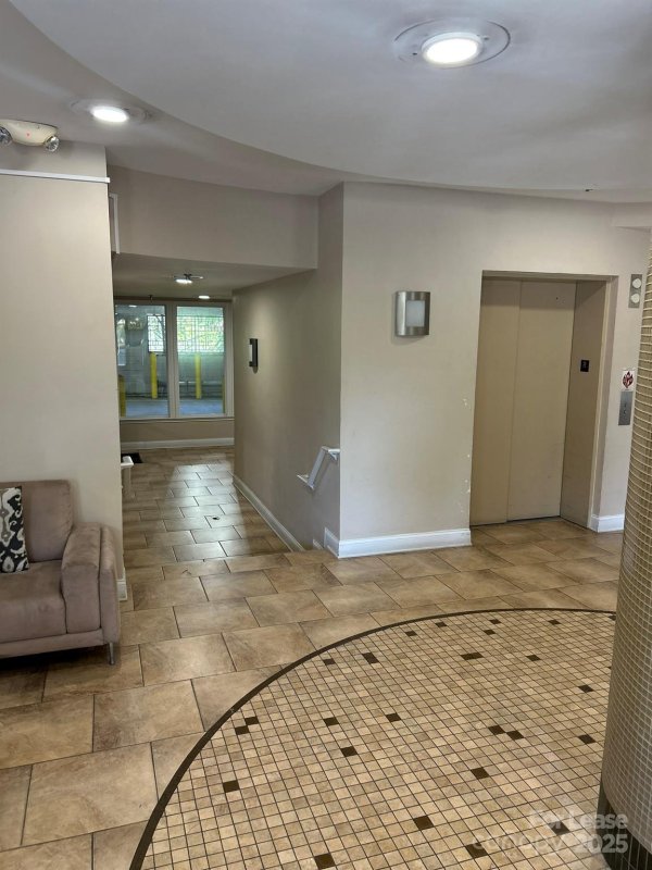 Property image 4 of 1000 E Woodlawn Road in Preston Flats, Charlotte, NC 28209