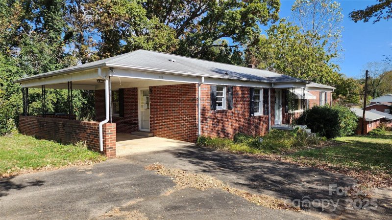 Property image 2 of 150 31st Avenue in Fairview Park, Hickory, NC 28601