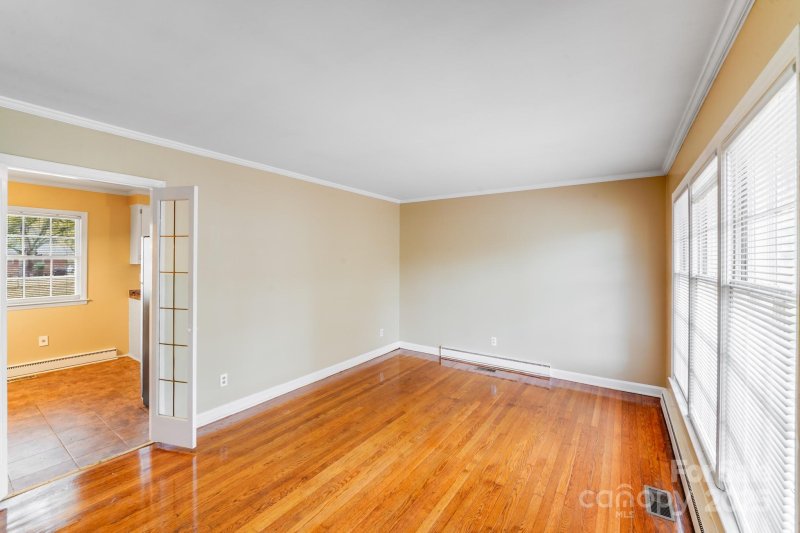 Property image 5 of 831 White Plains Road in Hidden Valley, Charlotte, NC 28213