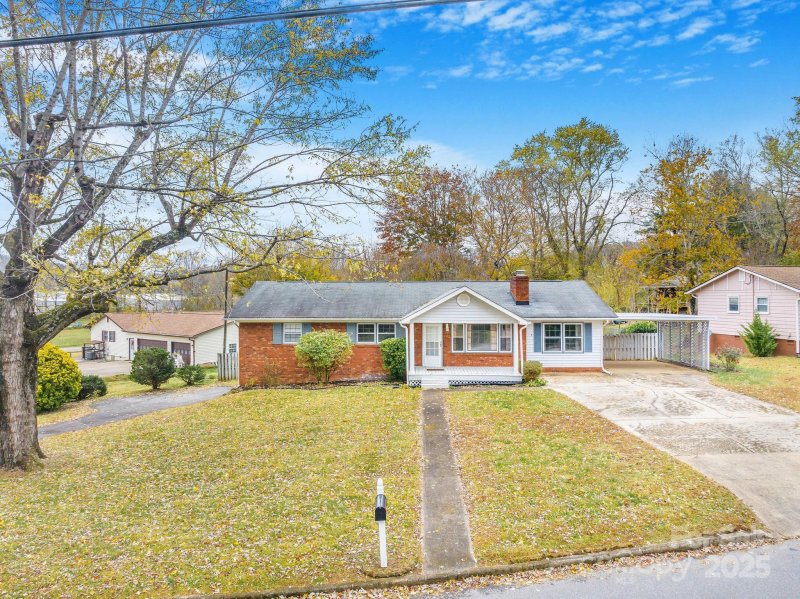 Property image 2 at 5 Sunset Drive, Swannanoa, NC 28778