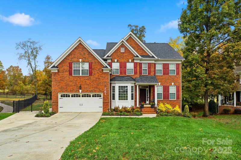 Olde Sycamore, Charlotte Community