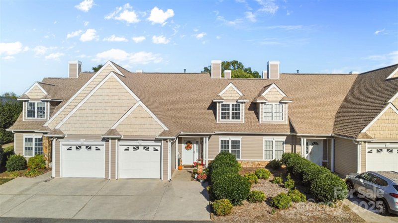 Stafford Place, Hickory Community