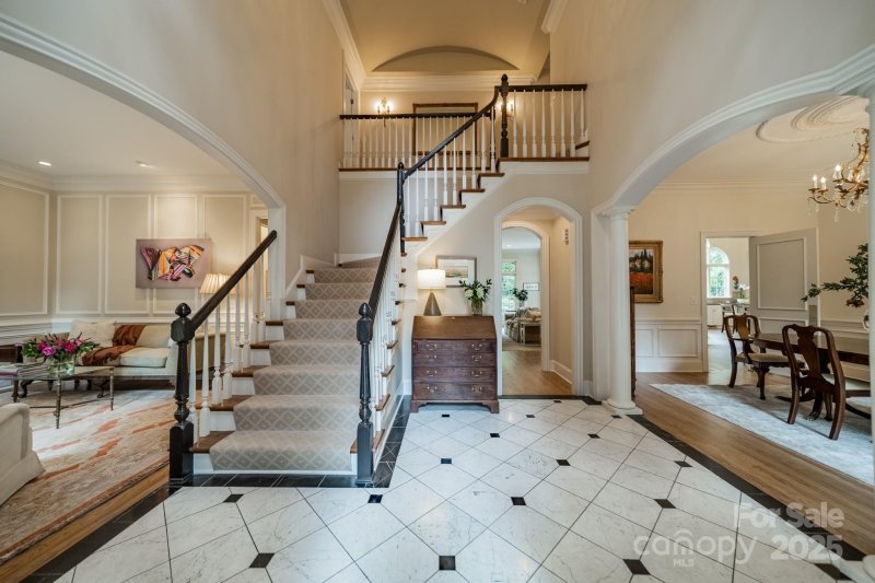 Property image 3 of 2516 Selwyn Avenue in Myers Park, Charlotte, NC 28209