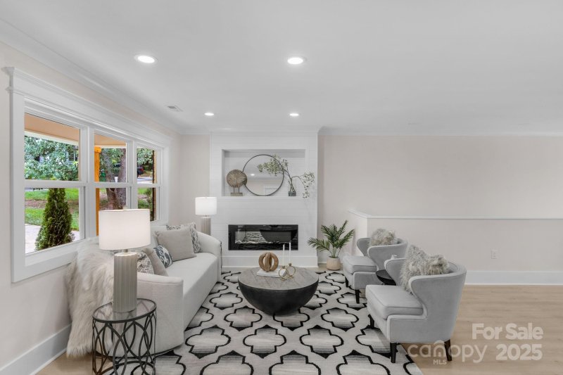 Property image 5 of 215 Wyanoke Avenue in Chantilly, Charlotte, NC 28205