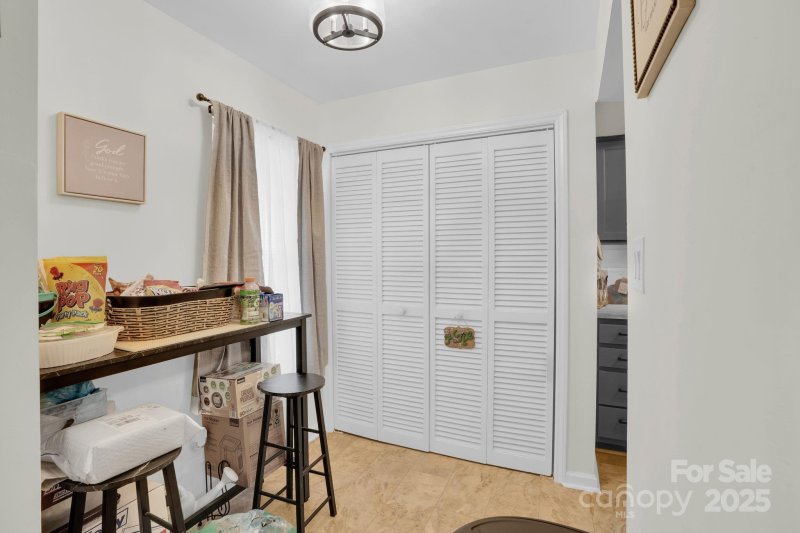 Property image 5 of 2911 Iron Gate Lane in Firethorne, Charlotte, NC 28212