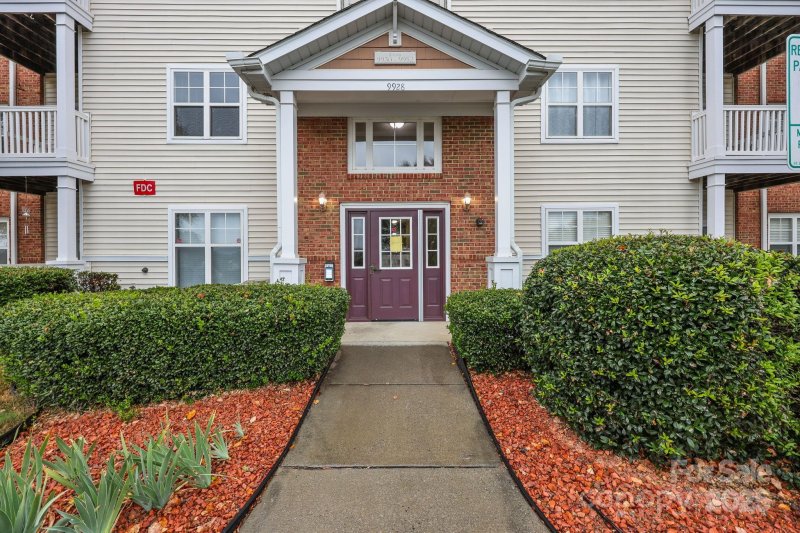 Property image 5 of 9950 Hyde Glen Court in Hyde Park, Charlotte, NC 28262