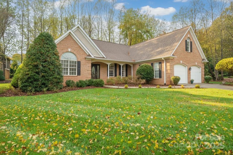 Property image 2 of 2963 Reynaud Court in Fox Chase, Newton, NC 28658