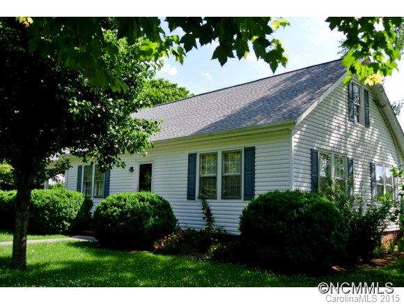 208 Hillcrest Circle