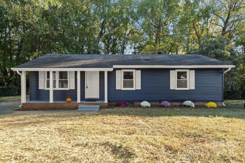 Property image 2 of 6134 Mayridge Drive in Eastbrook Woods, Charlotte, NC 28215