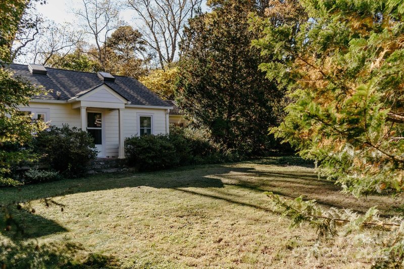 Property image 2 of 95 Aurora Drive in Kenilworth, Asheville, NC 28805