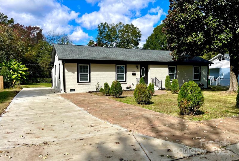 Property image 3 at 3323 Dunaire Drive, Charlotte, NC 28205